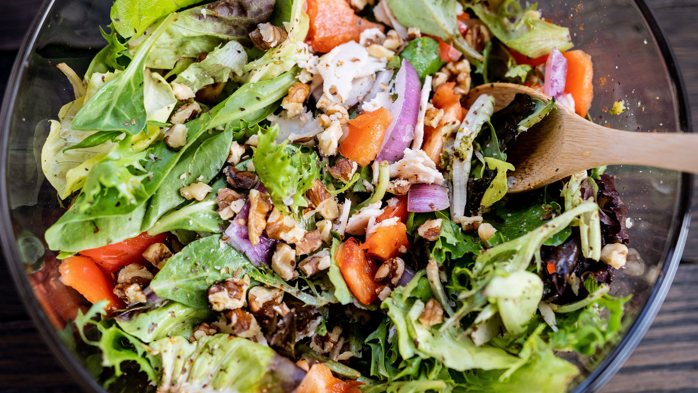 Salate de vară cu fructe uscate și nuci: 5 combinații simple