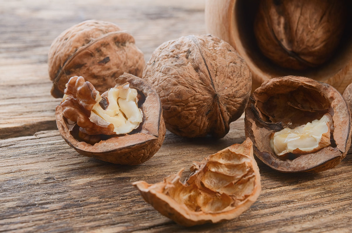miez de nucă proaspăt în nuci crăpate, pe o masă rustică de lemn