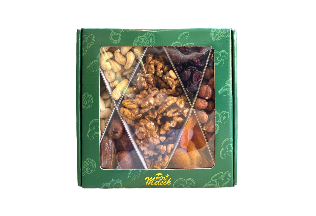 O cutie cu margini verzi si capac transparent de la magazinul Gold Primelech contine un snack box cu 7 fructe seci si deshidratate