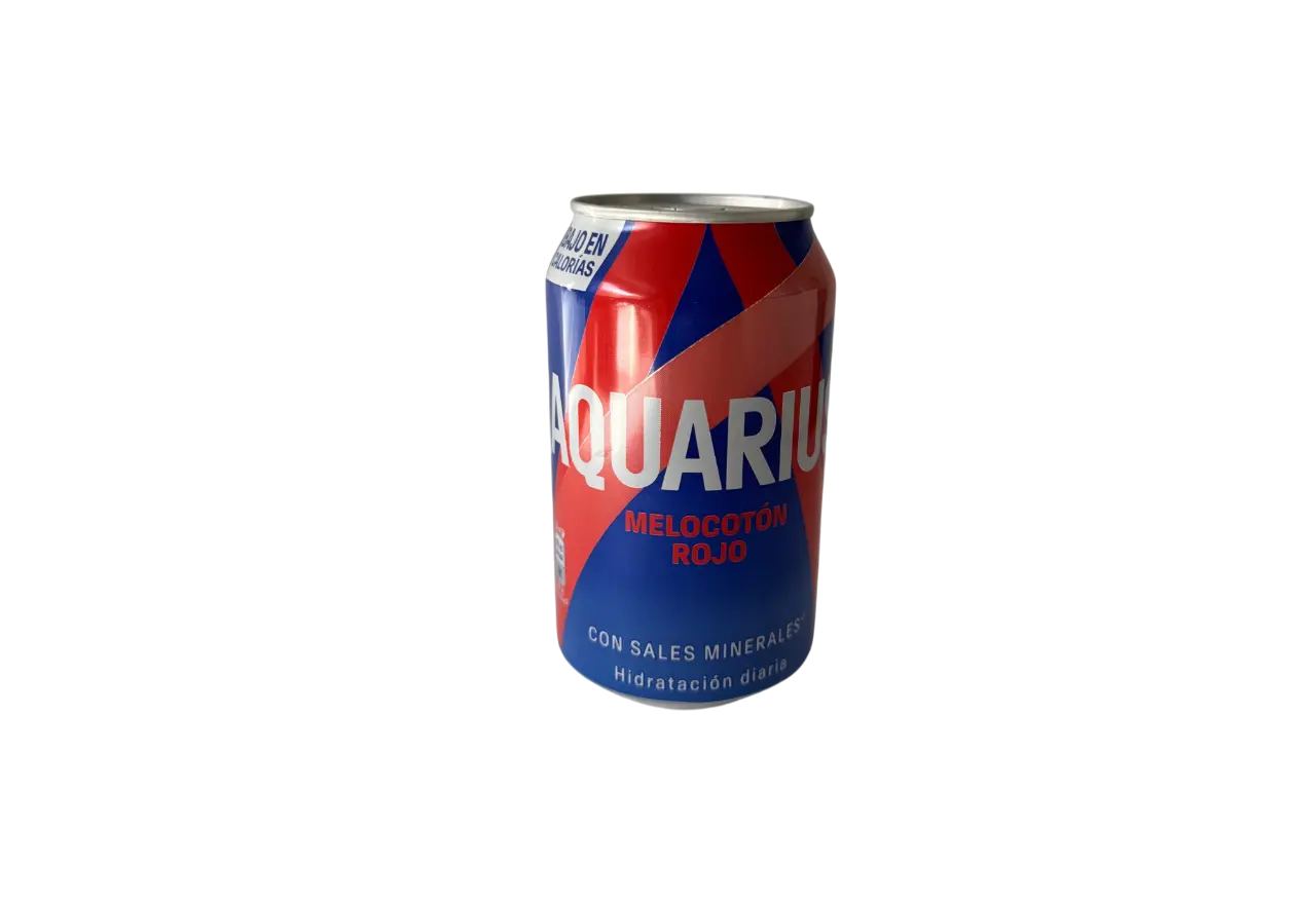 Doză de 330ml Aquarius cu piersici roșii – băutură răcoritoare cu săruri minerale, adusă din Spania.
