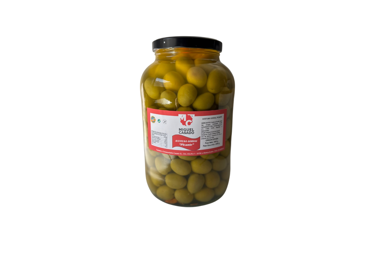Borcan mare din sticlă cu măsline verzi Gordal picante Miguel Casado, capac negru și etichetă roșie.