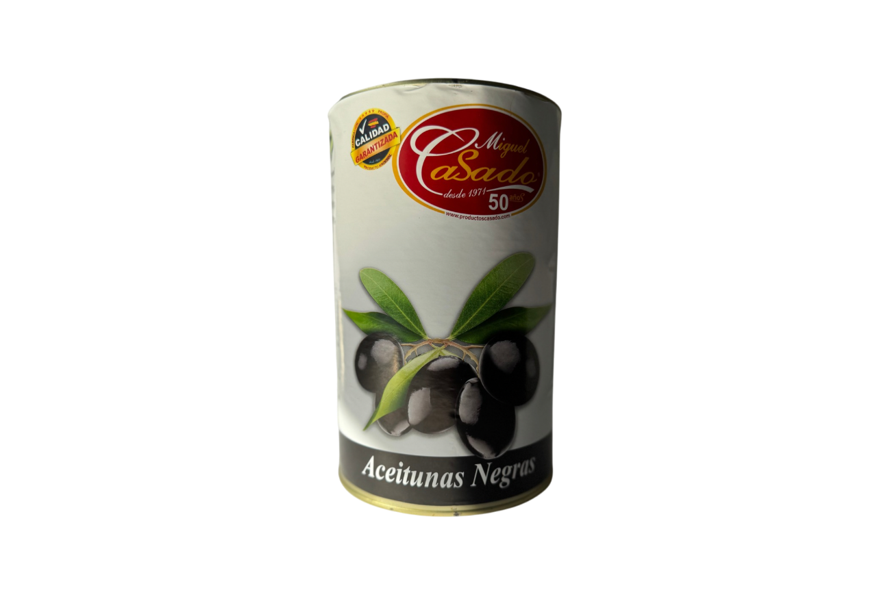 Conservă metalică de 2,5 kg cu măsline negre Casado Negra, decorată cu imaginea unor măsline și ramură de măslin pe fundal alb, etichetă rotundă cu brandul Miguel Casado.