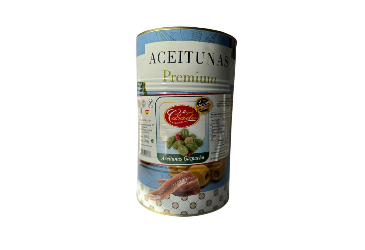 Conservă metalică de 2,5 kg de măsline verzi Casado Gazpacha cu gust de anchoa, etichetă ilustrată cu măsline, fileuri de pește și logo-ul Miguel Casado.