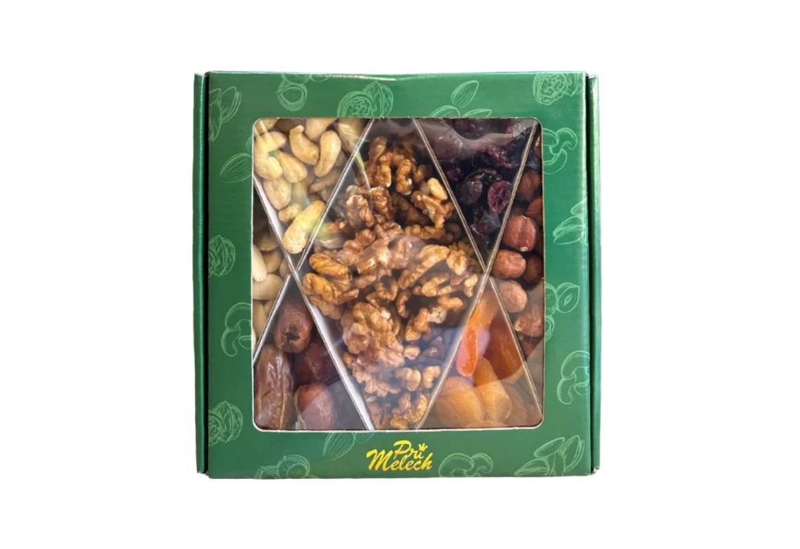 O cutie cu margini verzi si capac transparent de la magazinul Gold Primelech contine un snack box cu 7 fructe seci si deshidratate