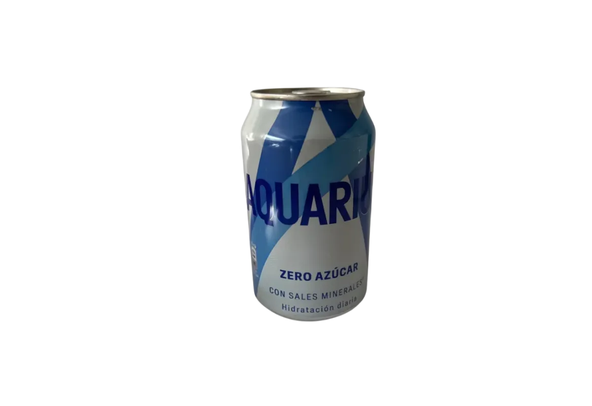 Doză de băutură răcoritoare Aquarius cu lămâie, zero zahăr, 330ml – etichetă albastru deschis, cu inscripția „zero azúcar”, adusă din Spania.