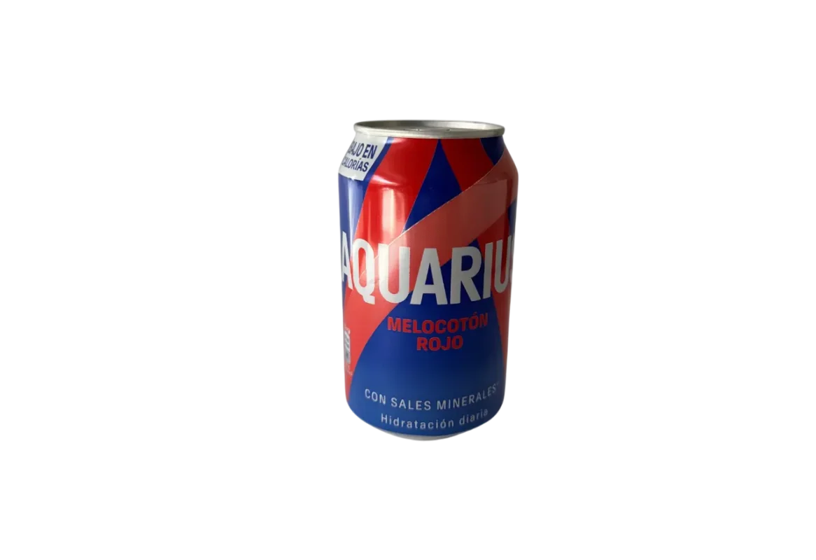 Doză de 330ml Aquarius cu piersici roșii – băutură răcoritoare cu săruri minerale, adusă din Spania.