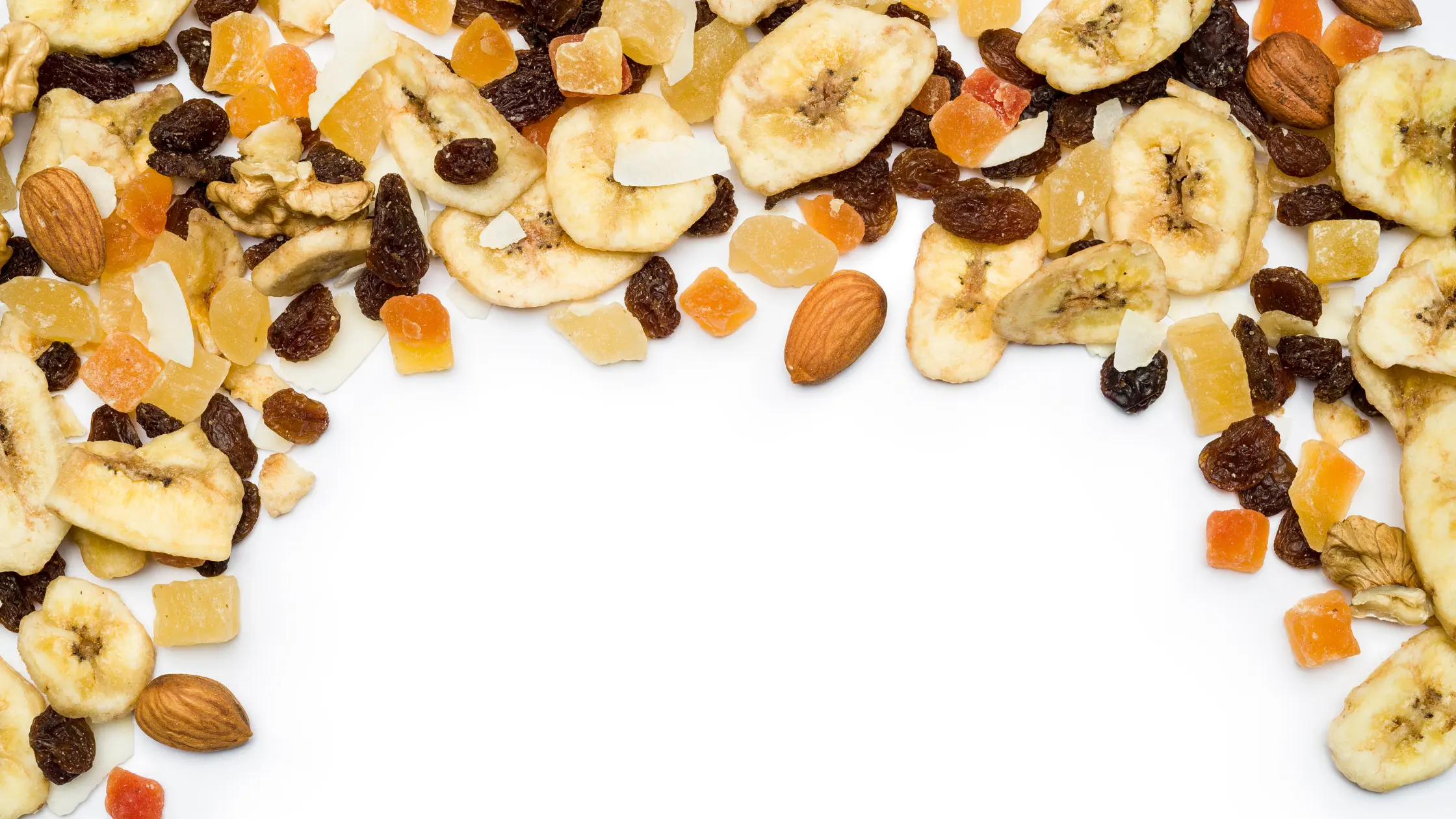 Imagine cu un amestec colorat de fructe uscate și nuci, incluzând felii de banane deshidratate, stafide, cuburi de papaya și ananas confiat, migdale și nuci, aranjate de jur împrejur, lăsând spațiul central alb liber.